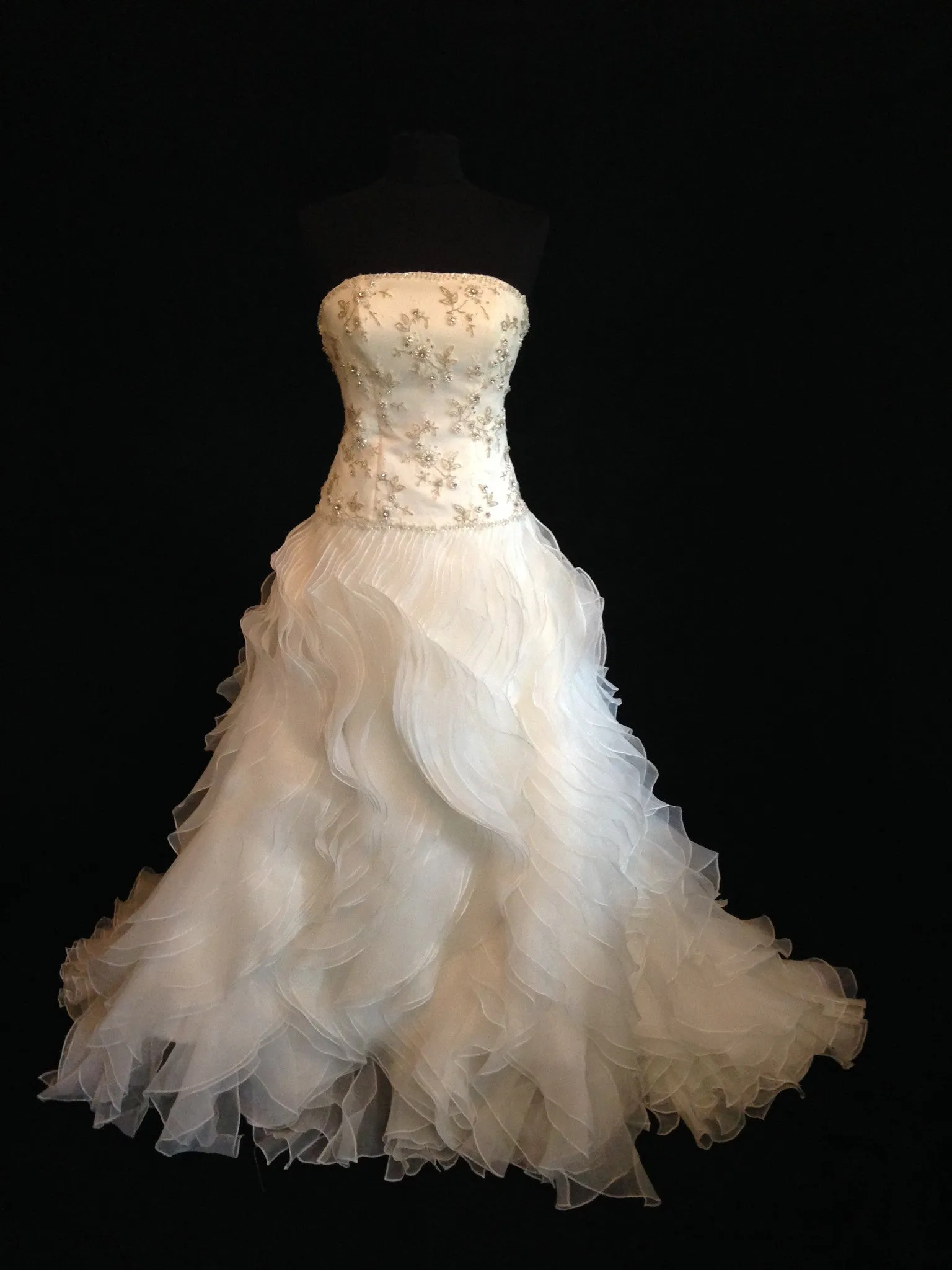 Lusan Mandongus sample wedding dress 'Karylico' ruffle organza & lace ballgown.